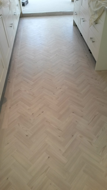 portfolio-smooth-floors-amtico-herringbone-design-install-mick-02