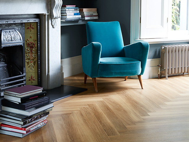 Amtico – Spacia SS5W2504 Honey Oak Large Jumbo Herringbone Plank