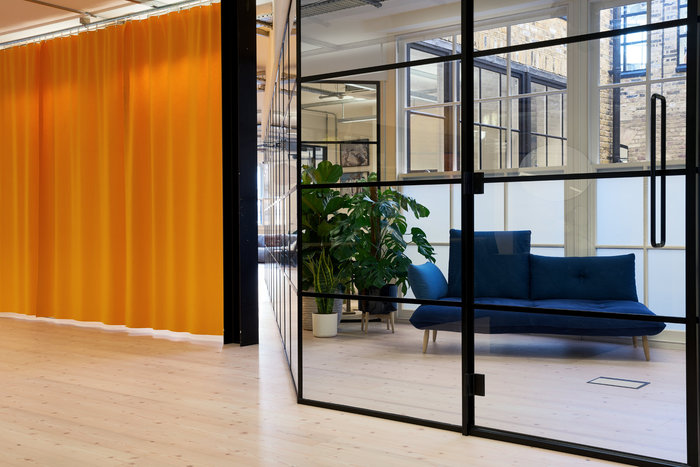 PORTFOLIO - VICTORIA HOUSE OLD ST 700M2 OF KARELIA WOOD ASH VANILLA TO 2ND FLOOR (5)