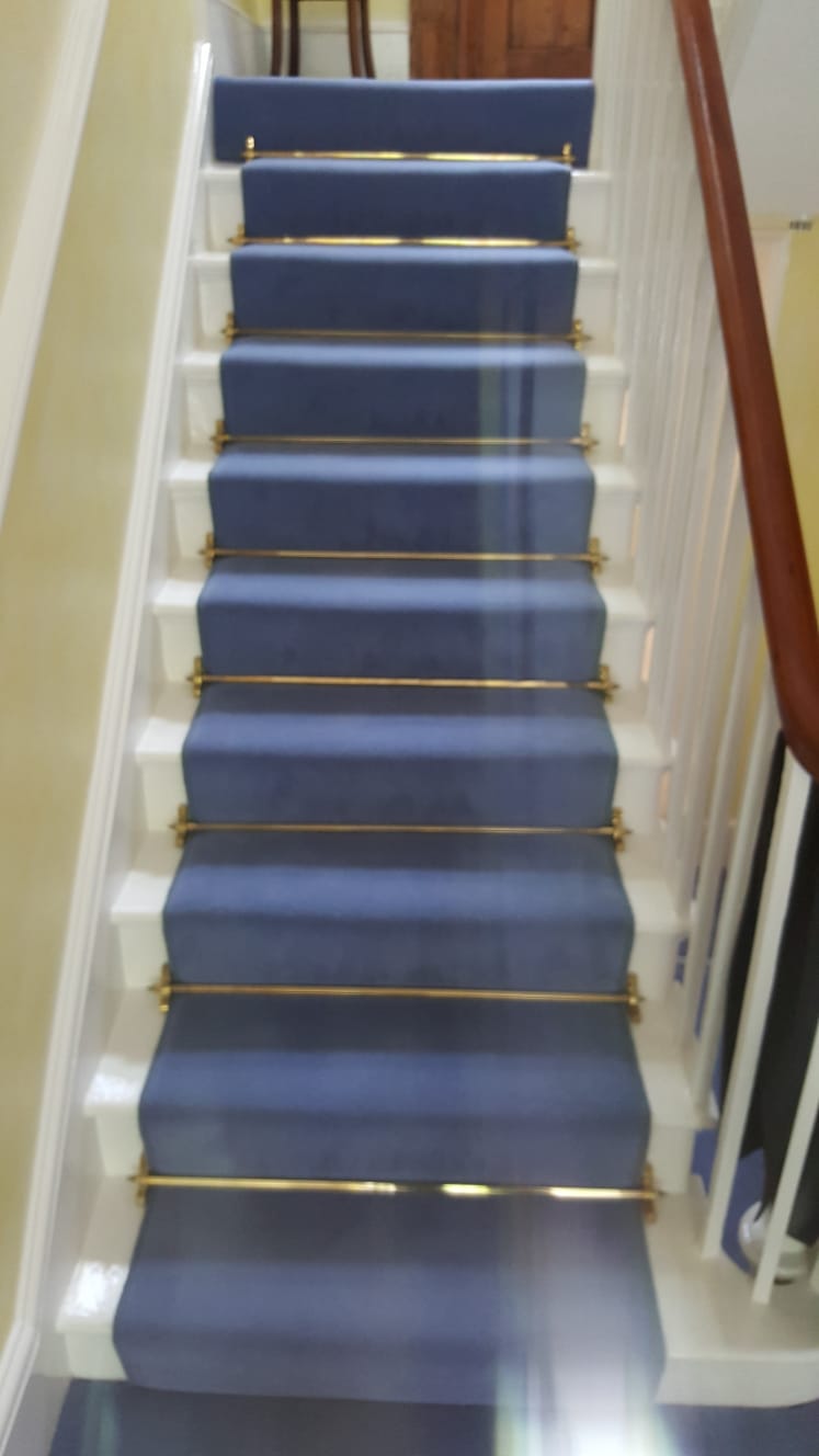 portfolio blue-carpet-stairrods-installation-barnes (5)