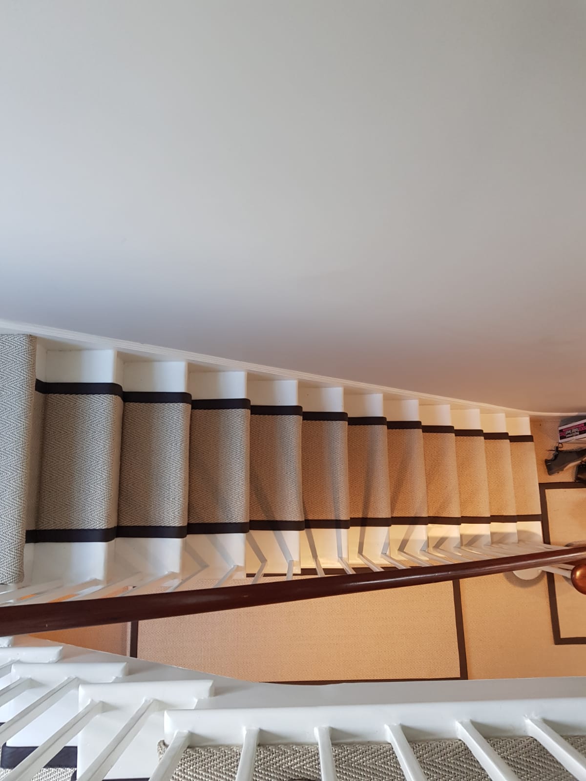 portfolio-sisal-herringbone-black-border-stair-carpet-installation-chiswick (3)