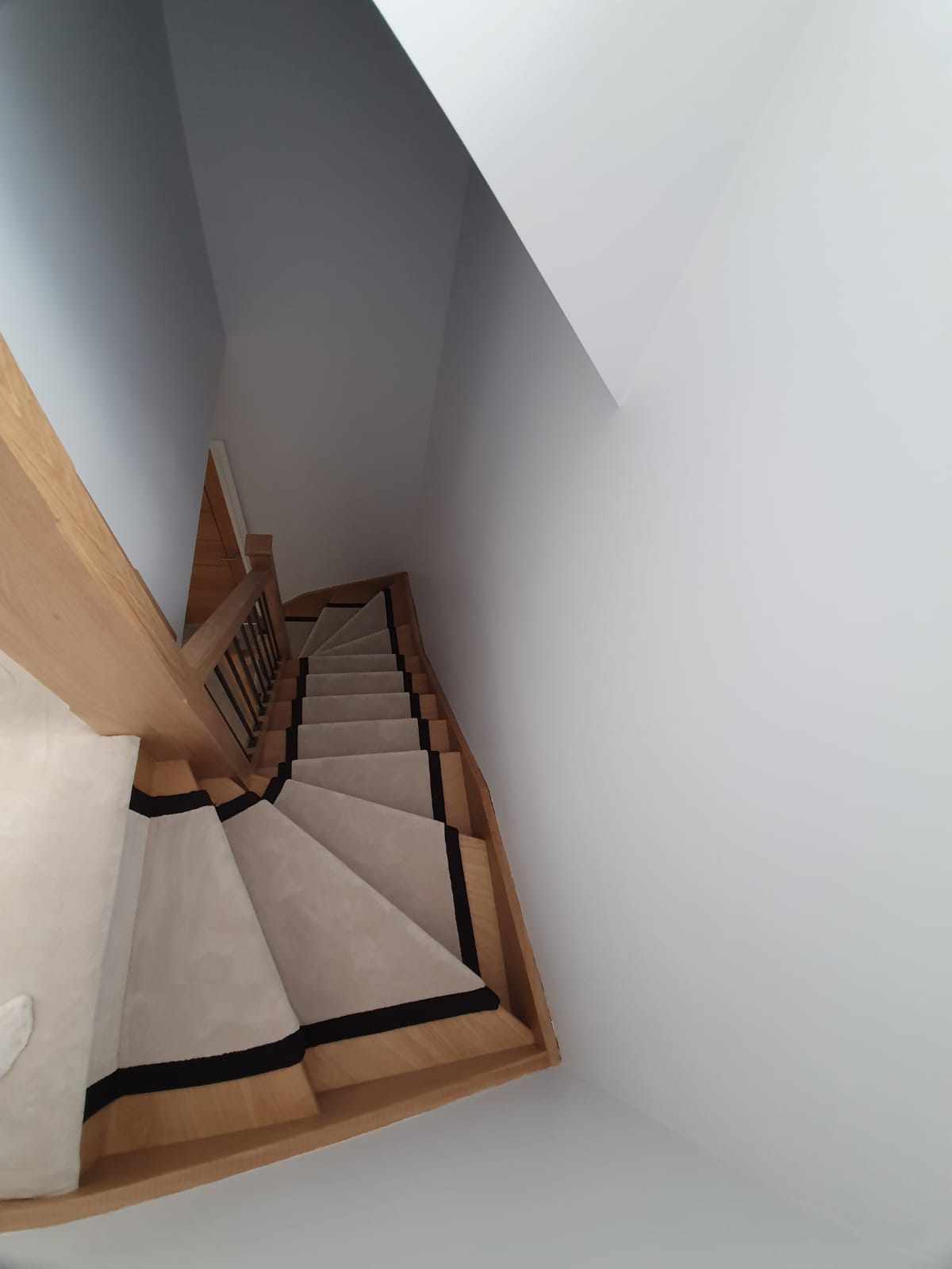 portfolio-white-carpet-stair-runner-black-binding-balham (3)