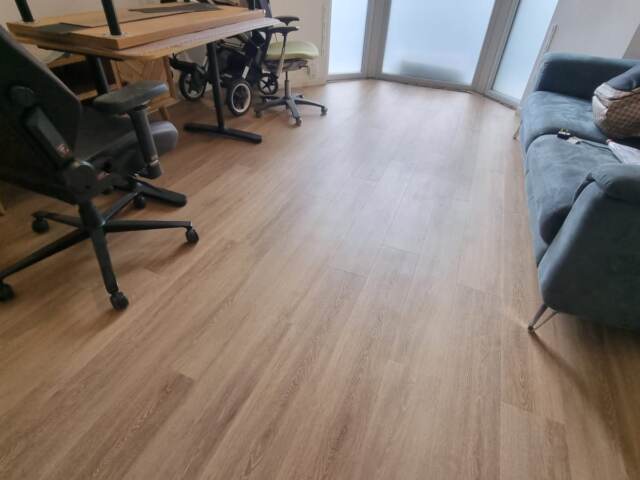 Amtico Spacia Muted Oak installation in Canary Wharf