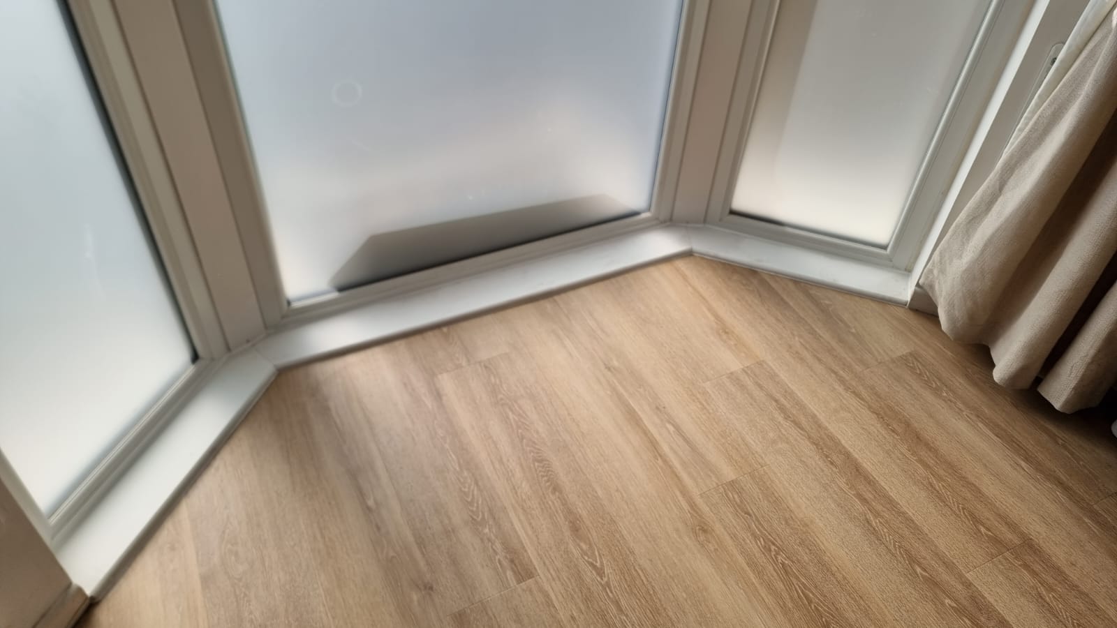 Amtico Spacia Muted Oak installation in Canary Wharf-2