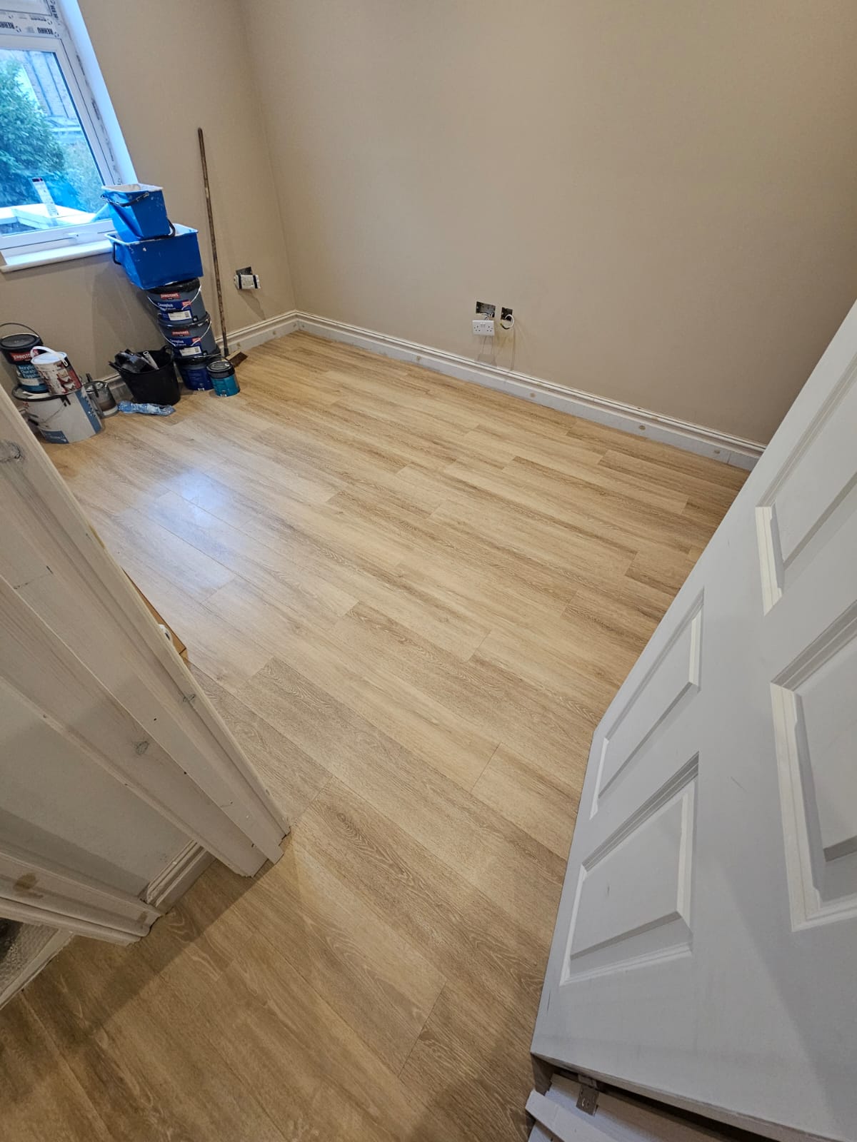 Amtico Spacia Muted Oak installation in Canary Wharf-2