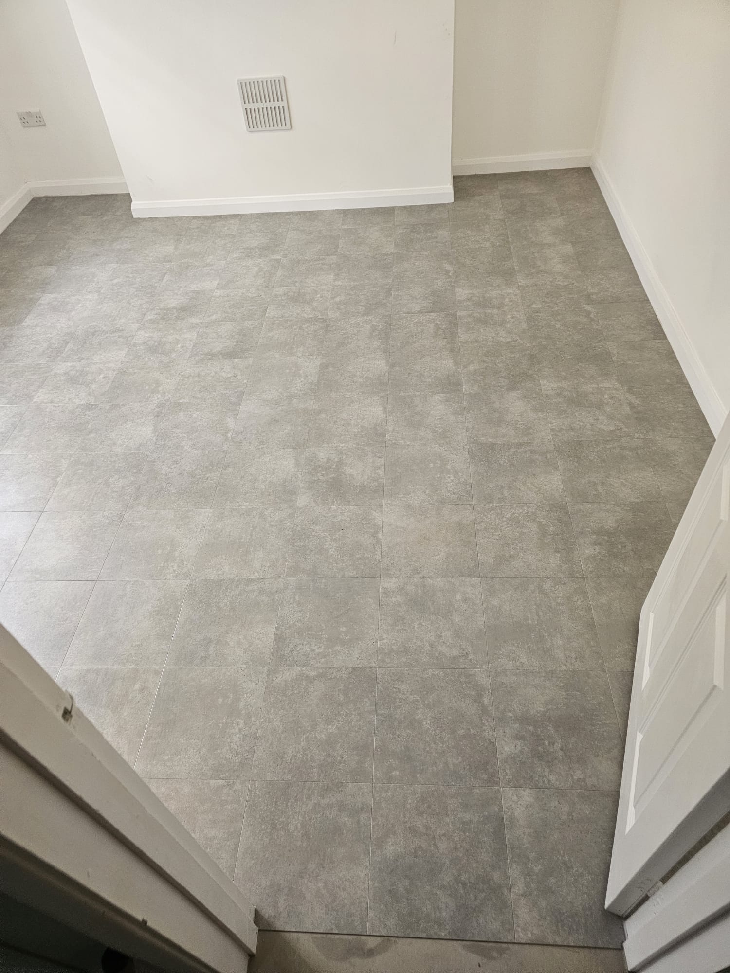 Amtico Spacia Gallery Concrete installation in &#8211; 3