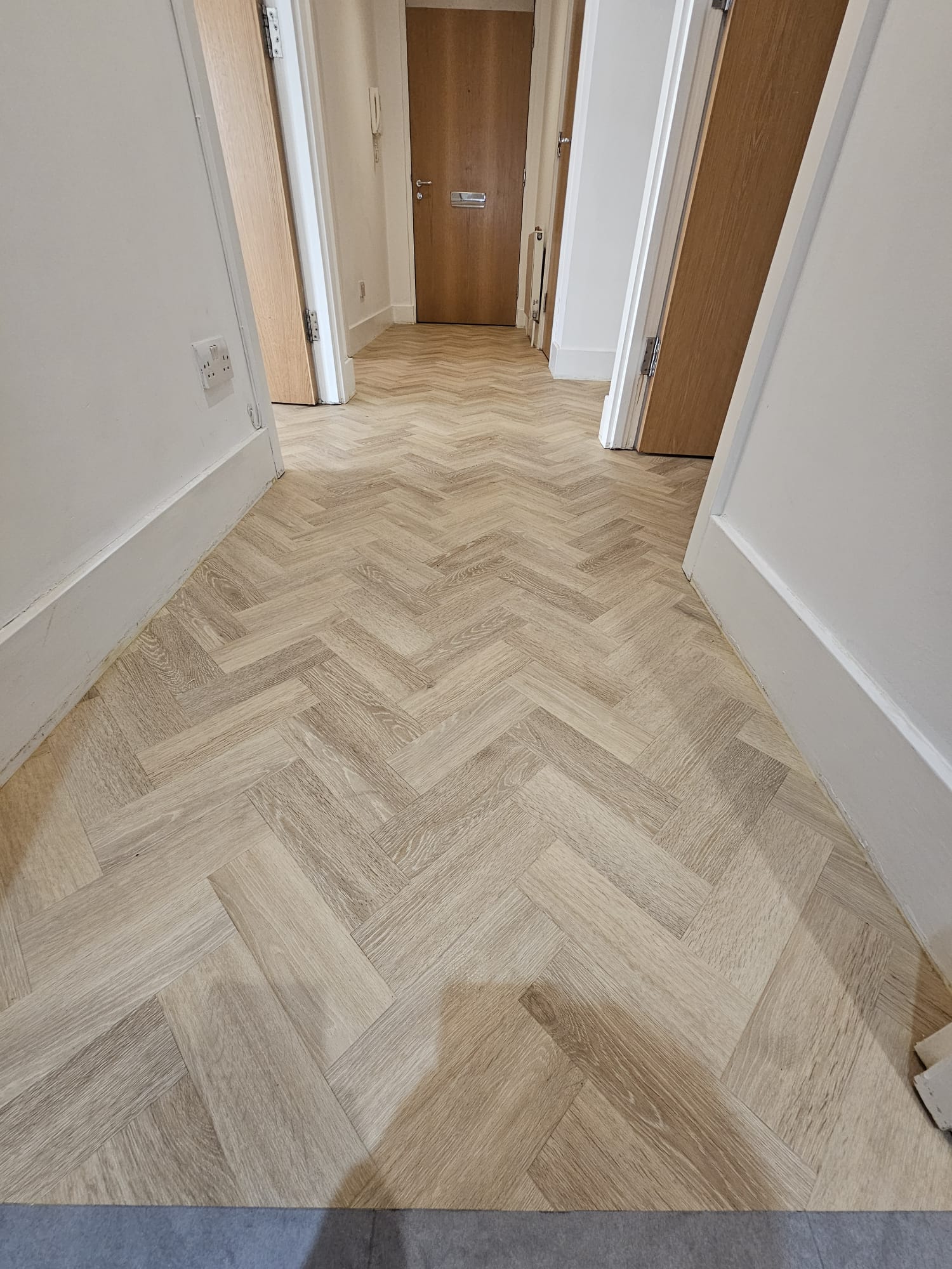 Amtico Spacia Muted Oak &#038; Amtico Spacia Ceramic Dark installation_10