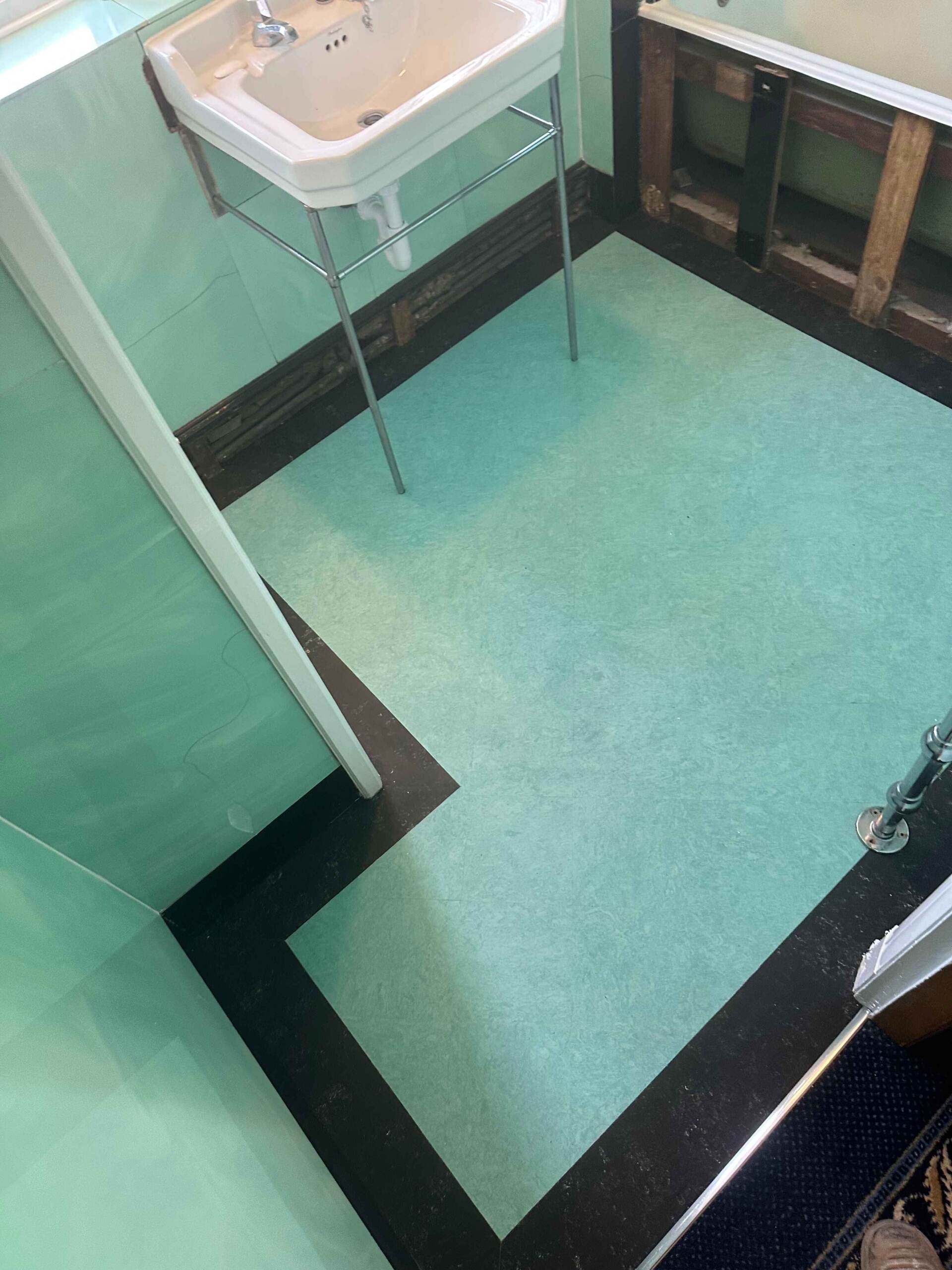 Marmoleum Black 2939 installation_2 (1)