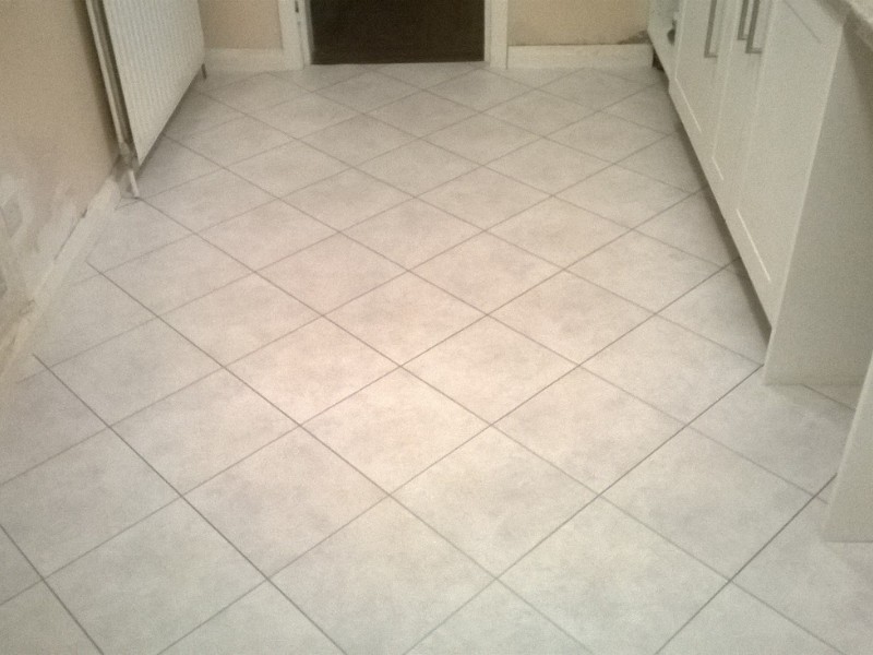 Amtico Spacia Ceramic Frost With Silver Stripping - Luxury Vinyl Tile (LVT) Flooring - Chelsea - Residential