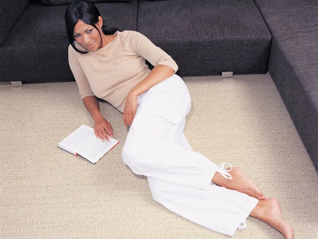 Mellau - Synthetic - Frau Auf Teppich - Carpet